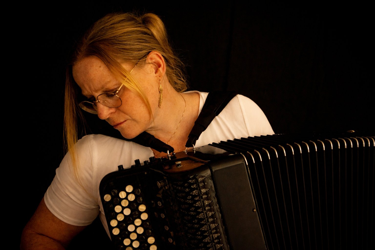 Bénédicte performing